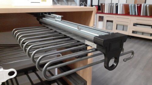 Pantalonero extraíble de 10 perchas antracita con goma de Divalfer en Berzal Bricomaderas en Valladolid