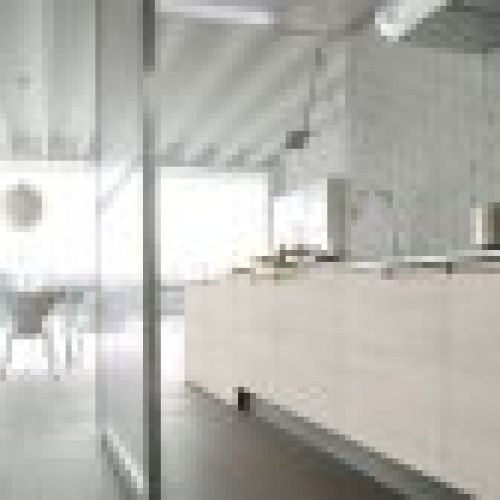 Ambiente decorativo hecho con melamina Fresno Taiga de Finsa Berzal Bricomaderas Valladolid