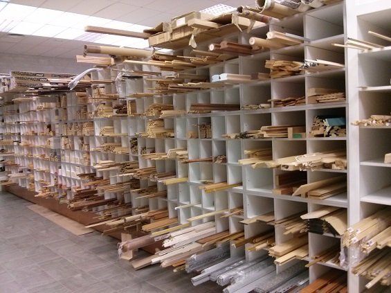 Exposición de molduras decorativas.