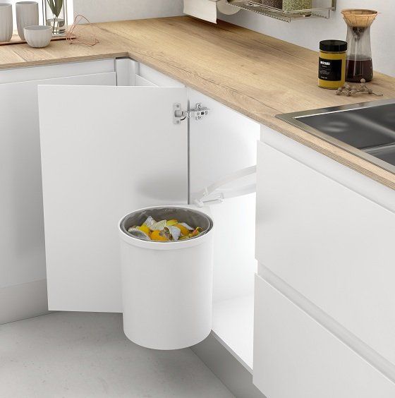 Cubo de basura en un ambiente de una cocina Menage Confort de Berzal Bricomaderas en Valladolid