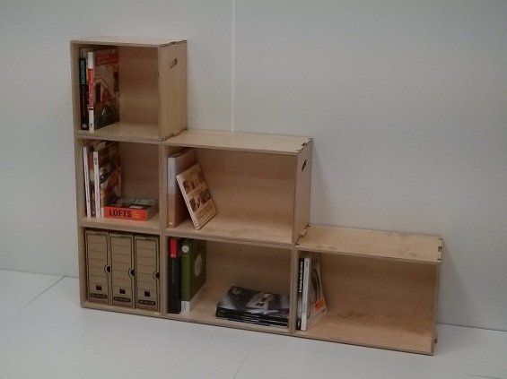 Composición de una estantería en escalera con seis Fastenbox