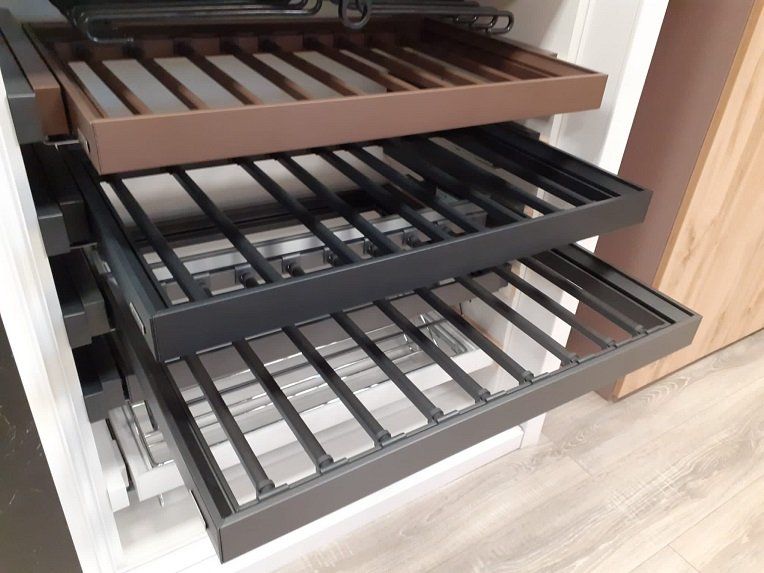 Pantalonero horizontal extraíble con barras ajustables de Divalfer en Berzal Bricomaderas en Valladolid