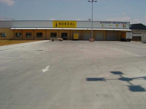 Imagen de la fachada y aparcamiento