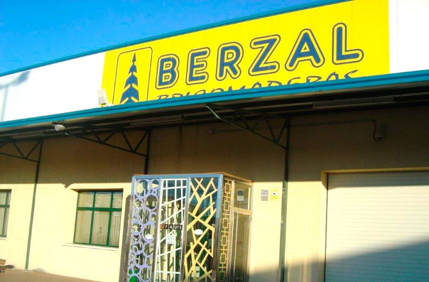Imagen de fachada de la tienda con letrero con logotipo de Berzal Imagen de fachada de la tienda con letrero con logotipo de Berzal