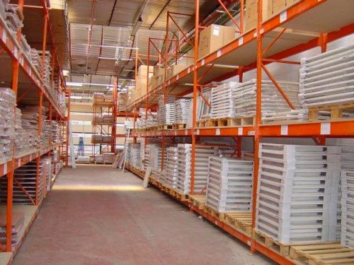 Imagen de estanterías del almacén