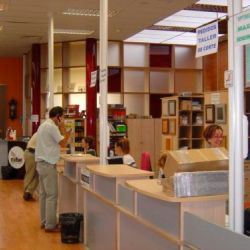 Imagen de interior de tienda con estands de atención al cliente