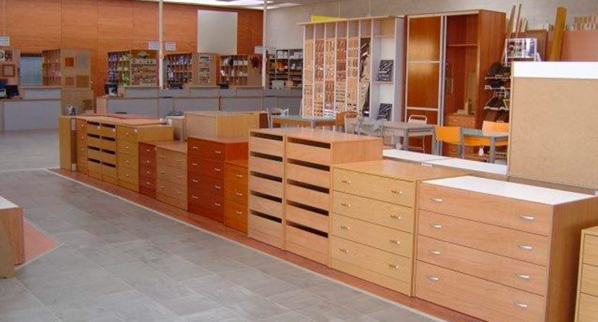 Imagen de interior de la tienda con cajoneras de armarios Imagen de interior de la tienda con cajoneras de armarios