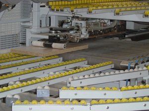 Imagen de una pieza saliendo de la máquina