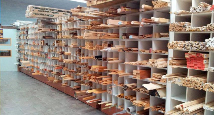 Imagen de interior de tienda con stands con listones de madera