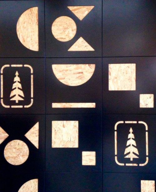 Imagen de detalle de pared de entrada a tienda