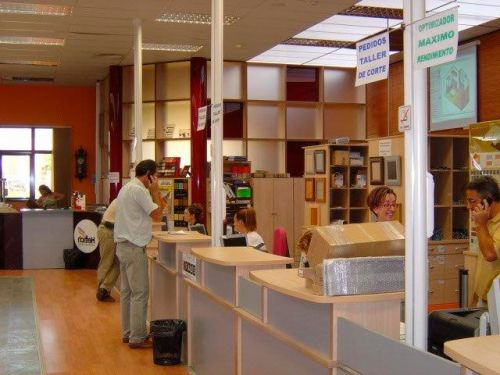 Imagen de interior de tienda con estands de atención al cliente