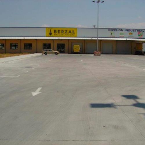 Imagen de la fachada y aparcamiento