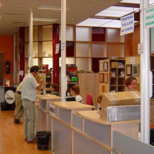 Imagen de interior de tienda con estands de atención al cliente